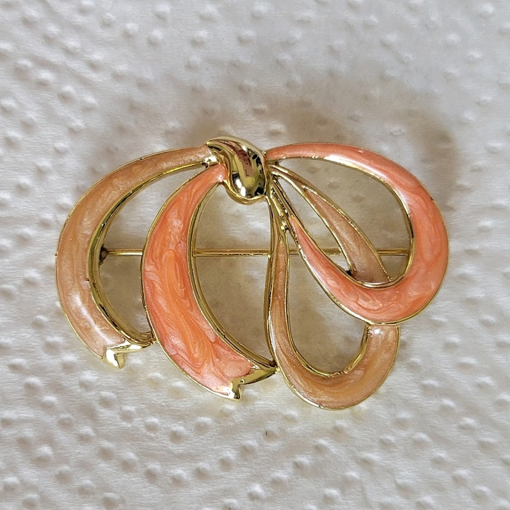 VINTAGE PEACH ENAMEL & GOLD TONE RIBBON BOW PIN
